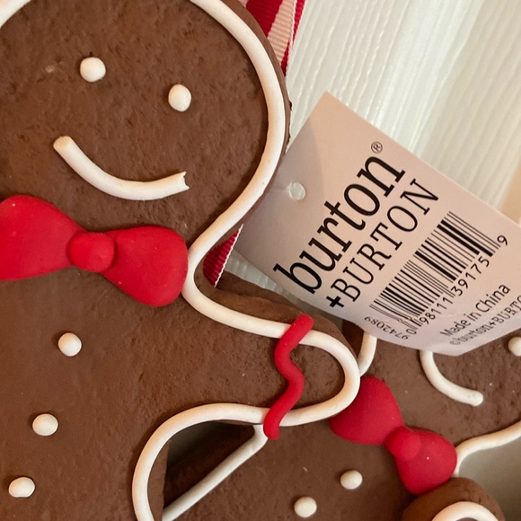 18” Gingerbread Men Christmas Wreath Layered Decorated w/ White & Red Icing - Picture 3 of 16